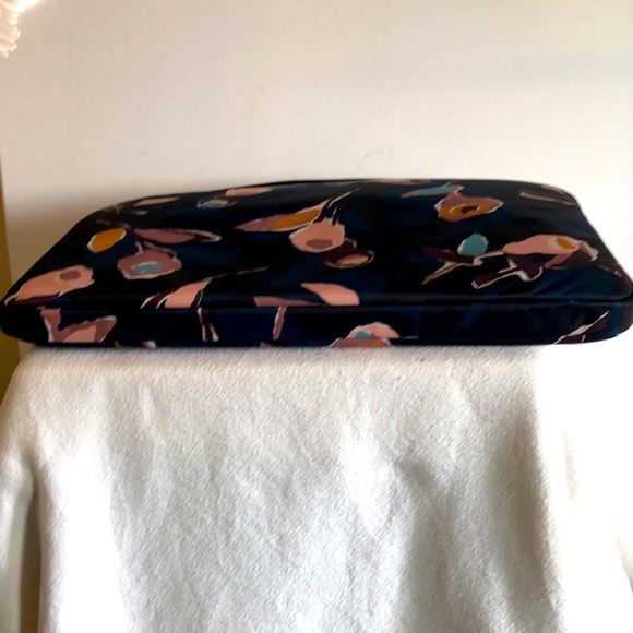 KATE SPADE dark blue floral print lap top Sleeve. Measures 15 X 10.5 inches. - Picture 7 of 10